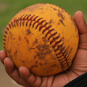 Seorang Pemain Softball Mendapat Kesempatan Memukul Bola Sebanyak